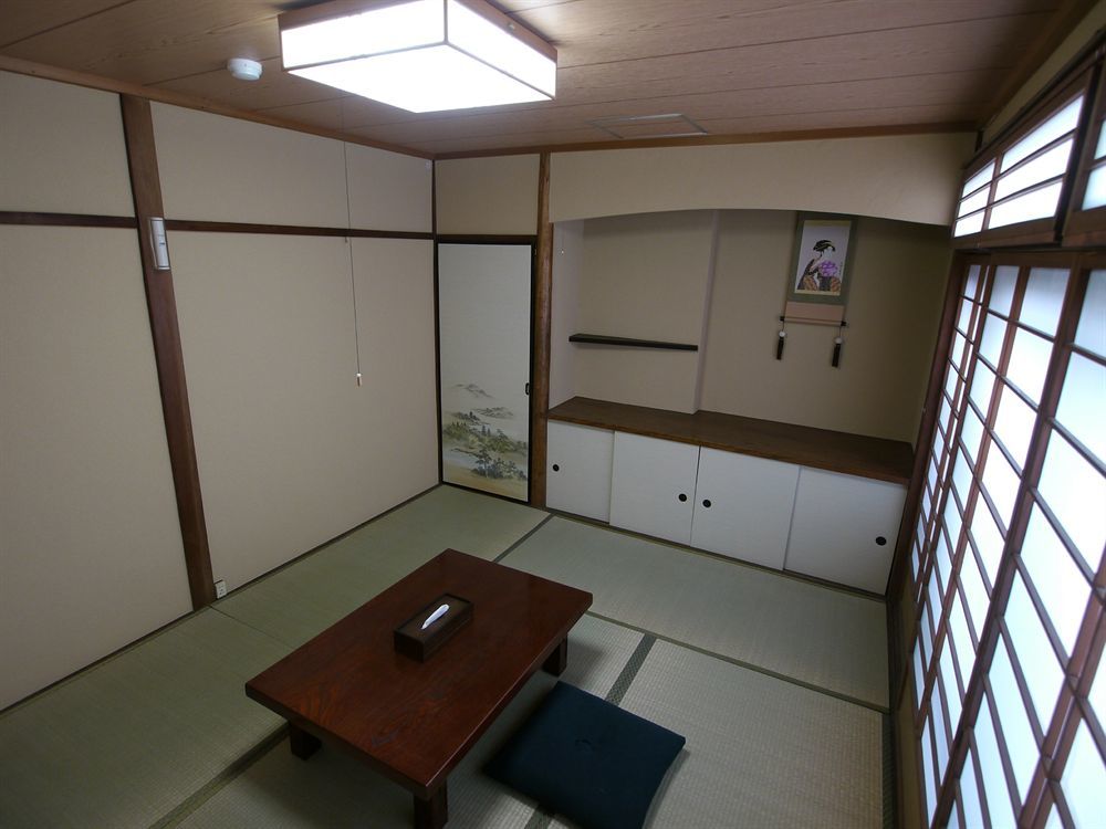 Gion Q-beh *